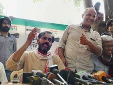 'आप' में फूट, सिसौदिया ने लिखी चिट्ठी, कहा केजरीवाल को खत्म करना चाहते हैंं योगेंद्र यादव
