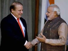 नरेंद्र मोदी के शपथ ग्रहण में शामिल होकर पछता रहे हैं नवाज शरीफ