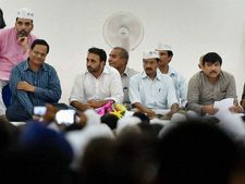 'आप' को एकजुट करने में जुटे केजरीवाल, यादव का इस्तीफा नामंजूर