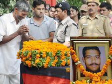 रफ्तार की कहर: तेज रफ्तार कार ने ट्रैफिक पुलिस को कुचला, मौके पर ही मौत