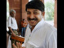 भाजपा नेताओं की तू-तू मैं-मैं, भरी सभा में मनोज तिवारी को किया गया जलील