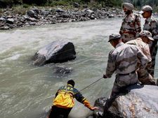 कैसे गंगा में डूबने से बचें  लोग, अब मंत्री पुत्री डूबी
