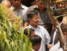 बेघर केजरीवाल को कांग्रेस नेता ने दिया आसरा
