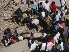 दिल्ली के इंद्रलोक में 3 मंजिला इमारत ढही, 4 लोगों की मौत, कई लोग अब भी फंसे