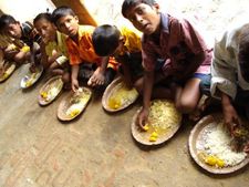 दिल्‍ली: मिड डे मील में राजमा-चावल खाकर 12 बच्‍चे गंभीर रूप से बीमार