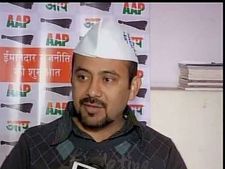 दिल्ली में पोस्टर वार, 'आप' नेता दिलीप पांडे गिरफ्तार