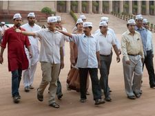 LG से मिलकर अरविंद केजरीवाल ने की विधानसभा भंग कर नए सिरे से चुनाव कराने की मांग