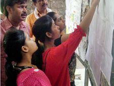 हॉस्टल की कमी से DU के छात्र परेशान