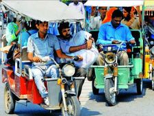 सियासत की सड़क पर दौड़ रही ई-रिक्शा पर लगा बैन, कैसे होगी राजनीति?