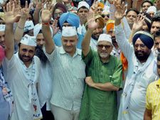 'आप' नेता मनीष सिसोदिया ने पहले तोड़ा कानून, फिर किया तिरंगे का अपमान