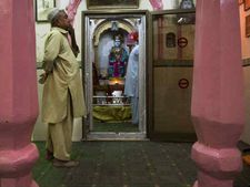 पाक में फिर हिंदुओं पर हिंसा, इस बार मंदिरों में लगाई गई आग 