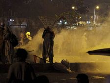 पाकिस्तान में हालात बिगड़े, नवाज शरीफ के घर फायरिंग, 1 की मौत 300 घायल