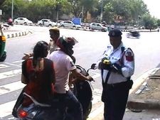 ईमानदारी की मशाल, हेलमेट नहीं पहनने पर काटा पत्नी का चलान