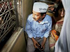 दिल्ली में केजरीवाल से टकराने के लिए तैयार है दो महिलाएं