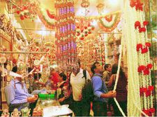 चाइनीज लाइटों के सामने पड़ी पारंपरिक दियो की चमक फीकी 