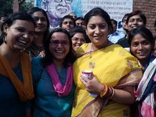 स्मृति ईरानी ने उठाई झाड़ू तो चमक गई जेएनयू की कैंटीन 