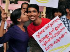 दिल्ली में RSS के दफ्तर के सामने होगा 'लिप लॉक' शो