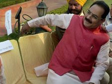 ये तो हद है! भाजपा MLA ने किया शर्मनाक काम, केजरीवाल का अपमान
