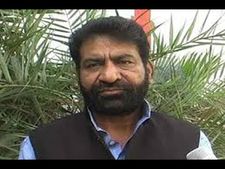 मोदी की काट के लिए कांग्रेस ने खेला मुस्लिम कार्ड, शोएब इकबाल ने थामा हाथ