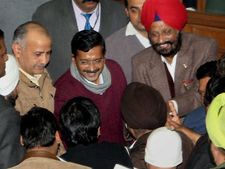 जानिए क्यों खफा हैं केजरीवाल-सिसोदिया के पड़ोसी?