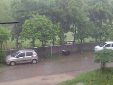 दिल्ली में बेमौसम बारिश के चलते नेताओं की आंखें में पानी