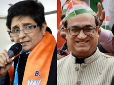 भाजपा के पोस्टर से किरण और कांग्रेस के पोस्टर से माकन गायब