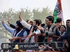 दिल्ली के दंगल में उतरें राहुल, पीएम मोदी पर लगाया पीआर का आरोप