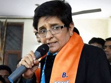भाजपा सीएम कैंडिडेट किरण बेदी के दफ्तर पर हमला, 11 लोग घायल