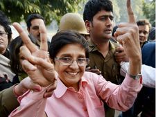 दिल्ली में 'आप' की सुनामी, भाजपा के लिए 1 राहत की खबर