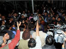 सत्‍ता की हनक या फिर कुछ और, बुराड़ी थाने में पुलिस से उलझे AAP के दो विधायक