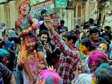 Pics: सात रंगों में खेल रही है दिलवालों की होली रे...