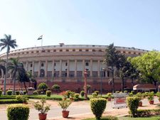 जब संसद के गलियारों में होता था पेटीकोट पर मजाक