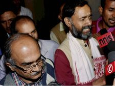 योगेन्द्र यादव और प्रशांत की शर्तों पर राजी होगी 'आप', बढ़ा इस्तीफे का दवाब