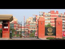 दिल्ली के इस कॉलेज में दोस्त को किया HUG तो हो जाएंगे बाहर