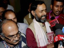 AAP में घमासान के बीच आज NC के बैठक, होगा यादव-प्रशांत पर फैसला