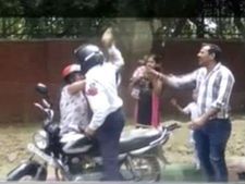  देखें वीडियो: ट्रैफिक पुलिस ने महिला को दी गालियां, बीच सड़क ईंट से मारा, सस्पेंड