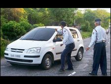 ईंट कांड का इफैक्ट, अकेला पुलिसकर्मी नहीं काट सकेगा ट्रैफिक चालान!