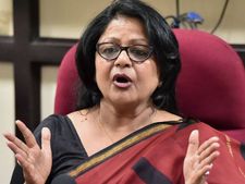 'आप' से पंगा, खतरे में DCW की प्रमुख बरखा सिंह की कुर्सी