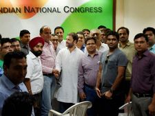 दिल्ली में सफाईकर्मियों से मिले राहुल
