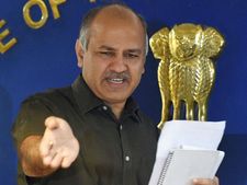 ओवर स्पीड से जा रही थी दिल्ली के डिप्टी CM सिसोदिया की कार, कांस्टेबल ने काटा चालान