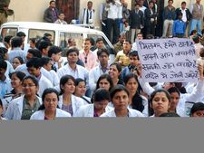 हड़ताली डॉक्टरों को केजरीवाल का अल्टीमेटम, कहा काम पर वापस जाओ वरना...