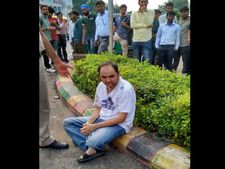 सरेआम लड़की को जबरन किया KISS, लेकिन दिल्ली पुलिस ने कहा किसिंग कोई क्राइम नहीं 
