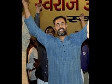 दिल्ली पुलिस की हिरासत में योगेन्द्र यादव, कहा पुलिस ने की बेरहमी से पिटाई 