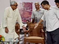 केजरीवाल के समारोह में पहुंची महिलाओं के उतरवाए गए दुपट्टे