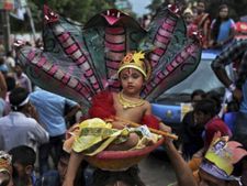 Pics: धूम-धाम से मना कान्हा जी का जन्मदिन, कहीं चढ़ा दूध तो कहीं लगे ठुमके