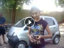 Video-देखिये कैसे मुस्कुराते हुए इस लड़की ने कोबरा को कर लिया अपने काबू में 