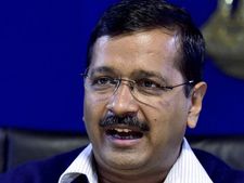 एयरलिफ्ट देखने पहुंच केजरीवाल का स्वागत मोदी-मोदी के नारों से