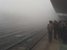 दिल्ली-एनसीआर में कोहरे का असर, 101 ट्रेनें देरी से, 7 रद्द