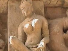 'असहिष्णुता के बाद अब बात अटकी खजुराहो की अश्लील मूर्तियों पर'