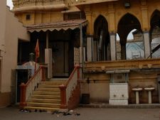 कराची में 60 वर्ष पुराने देवी के मंदिर में पिस्‍तौल लेकर घुसे लोग, हिंदुओं में डर का माहौल 